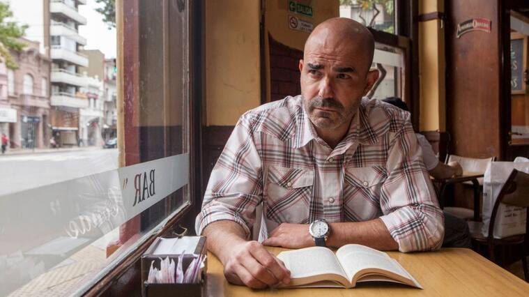 Eduardo Sacheri, destacado escritor argentino, y su nuevo libro: "El fútbol ayuda a entender cosas del protagonista"