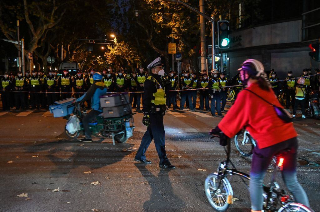 Policías bloquean el acceso a un barrio de Shanghai en China