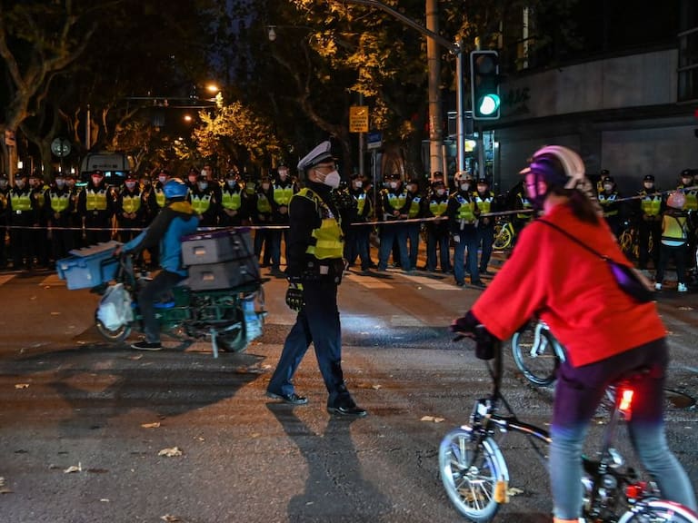 Policías bloquean el acceso a un barrio de Shanghai en China