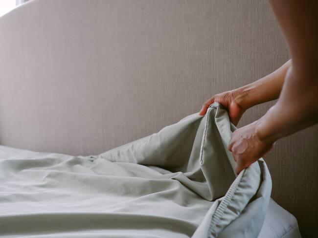 Fin al misterio: Así es como debes doblar la sábana de abajo (sin tener problemas con sus elásticos)