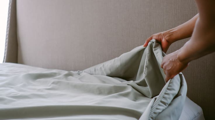 Fin al misterio: Así es como debes doblar la sábana de abajo (sin tener problemas con sus elásticos)