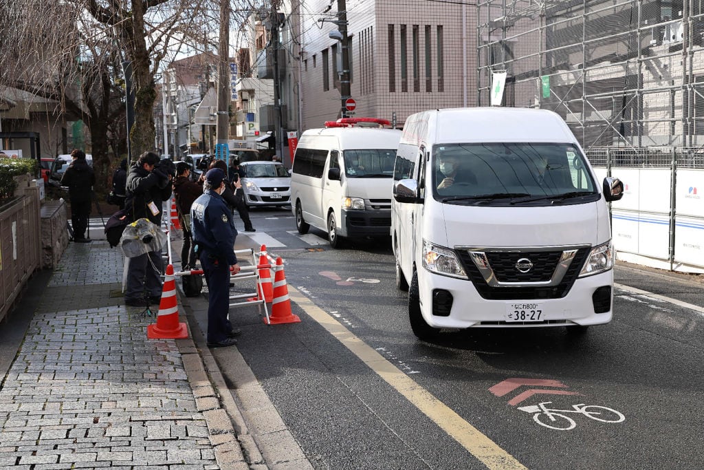 Shinji Aoba es trasladado por un convoy de vehículos al tribunal que dio a conocer su condena por provocar la muerte de 26 personas en Japón.