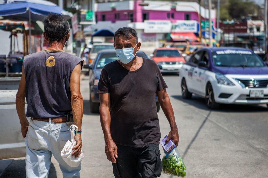 Hombres realizan compras en la ciudad de Pochutla