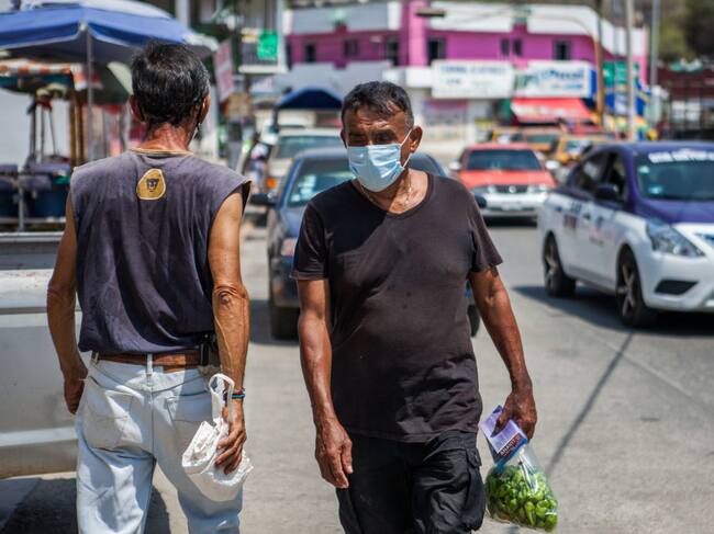 Hombres realizan compras en la ciudad de Pochutla
