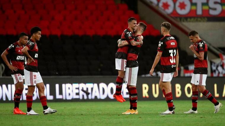 Flamengo's players react at the end of the closed-door Copa Libertadores group phase football match between Brazil's Flamengo and Colombia's Junior at the Maracana stadium in Rio de Janeiro, Brazil, on October 21, 2020, amid the COVID-19 novel coronavirus pandemic. (Photo by Buda Mendes / POOL / AFP) (Photo by BUDA MENDES/POOL/AFP via Getty Images)