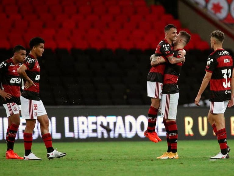 Flamengo&#039;s players react at the end of the closed-door Copa Libertadores group phase football match between Brazil&#039;s Flamengo and Colombia&#039;s Junior at the Maracana stadium in Rio de Janeiro, Brazil, on October 21, 2020, amid the COVID-19 novel coronavirus pandemic. (Photo by Buda Mendes / POOL / AFP) (Photo by BUDA MENDES/POOL/AFP via Getty Images)