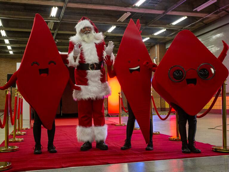 Metro de Santiago y el Viejito Pascuero presentan a los nuevos integrantes del tren subterráneo