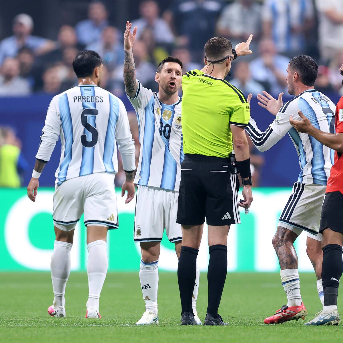 FIFA sale al paso de la polémica y explica las dos jugadas más discutidas del Argentina-Egipto en el Mundial