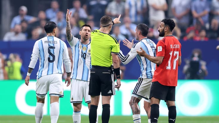 FIFA sale al paso de la polémica y explica las dos jugadas más discutidas del Argentina-Egipto en el Mundial