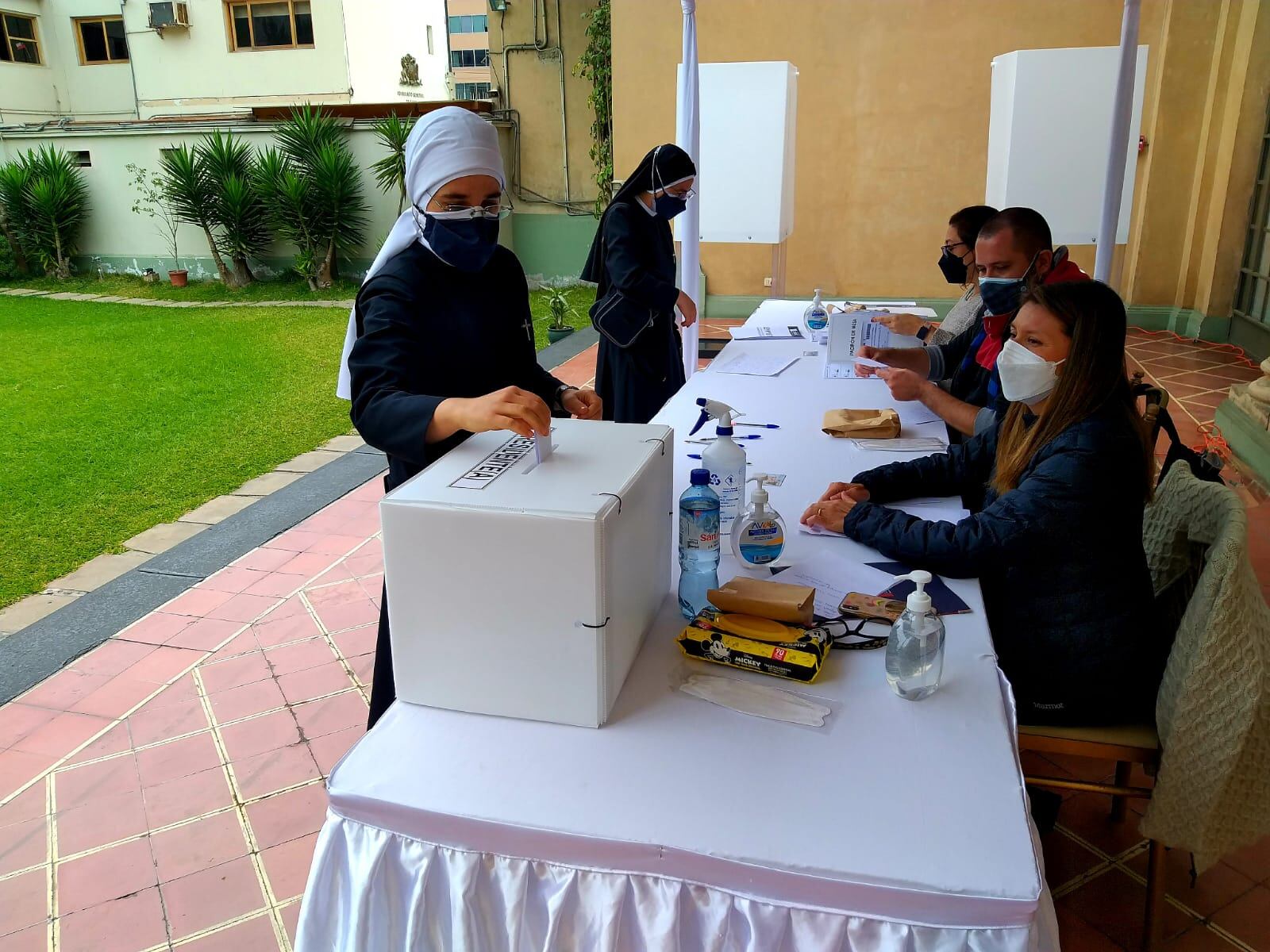 Así se viven las votaciones presidenciales en Perú: Monjas, disfraces y poleras de La Roja