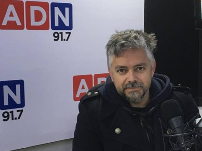 Jorge Baradit: «Es como tener el profe entretenido que te cuenta la materia»