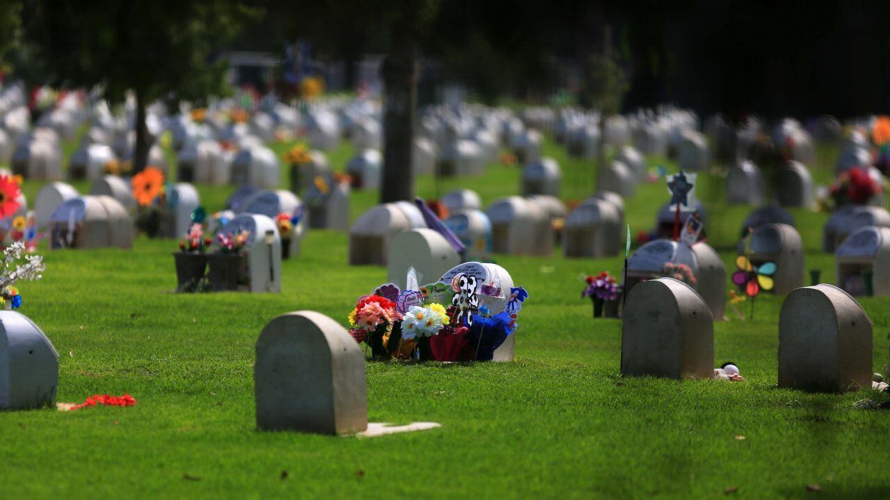 29 de Marzo 2020/ SANTIAGO
Arreglos Florales sobre una tumba, mientras muy pocas personas visitan a sus familiares en el cementerio Parque del Sendero de Maipu.
FOTO: Jose Francisco Zuiga /AGENCIAUNO