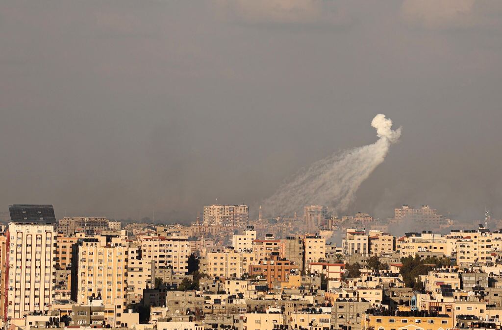 Un misil de lo que parece ser fósforo blanco cae sobre Gaza