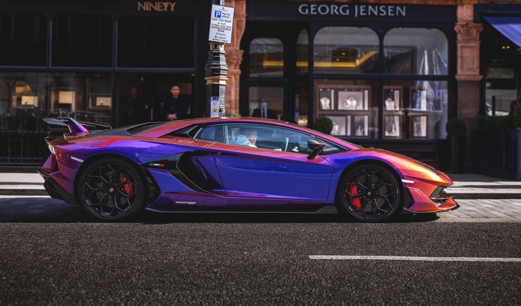 Súper rico se traslada en un Lamborghini Aventador SVJ por Reino Unido
