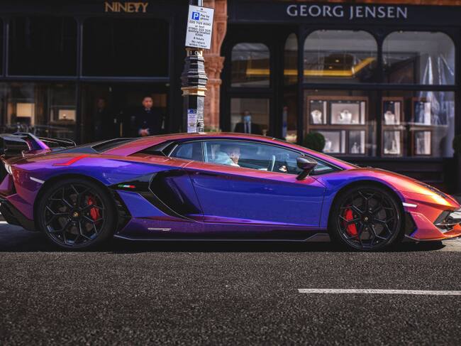 Súper rico se traslada en un Lamborghini Aventador SVJ por Reino Unido