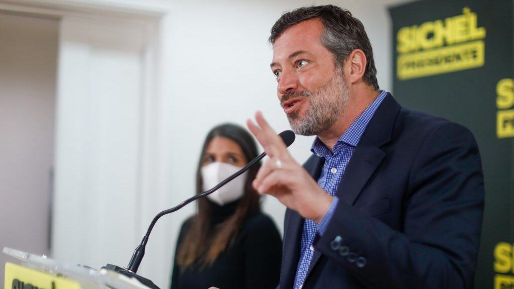 12 de Octubre de 2021 /SANTIAGO El candidato presidencial, Sebastián Sichel, junto a la vocera de su comando, Katherine Martorell, se refirió al Estado de Emergencia decretado para La Araucanía, tras los hechos de violencia, paros de camiones, entre otros.
FOTO CRISTOBAL ESCOBAR /AGENCIAUNO