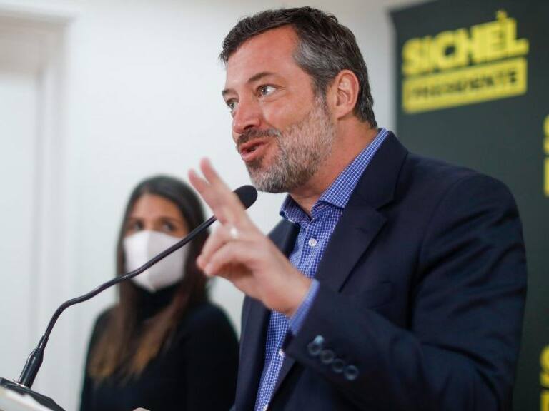 12 de Octubre de 2021 /SANTIAGO El candidato presidencial, Sebastián Sichel, junto a la vocera de su comando, Katherine Martorell, se refirió al Estado de Emergencia decretado para La Araucanía, tras los hechos de violencia, paros de camiones, entre otros.
FOTO CRISTOBAL ESCOBAR /AGENCIAUNO