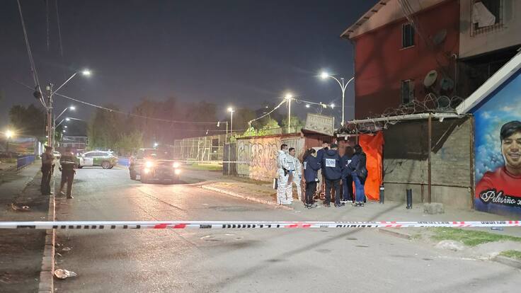 Joven fue asesinado a balazos dentro de un block en Quilicura: se hallaron al menos cinco casquillos