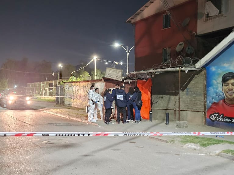 Joven fue asesinado a balazos dentro de un block en Quilicura: se hallaron al menos cinco casquillos