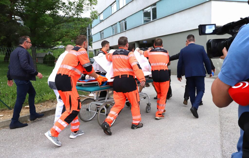 Getty Images | El primer ministro eslovaco, Robert Fico, siendo transportado por médicos y su equipo de seguridad al hospital de Banska Bystrica
