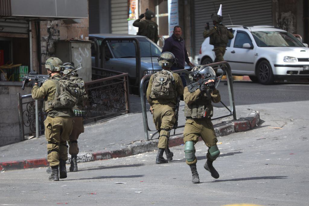 Soldados israelíes disparan contra manifestantes palestinos en Cisjordania