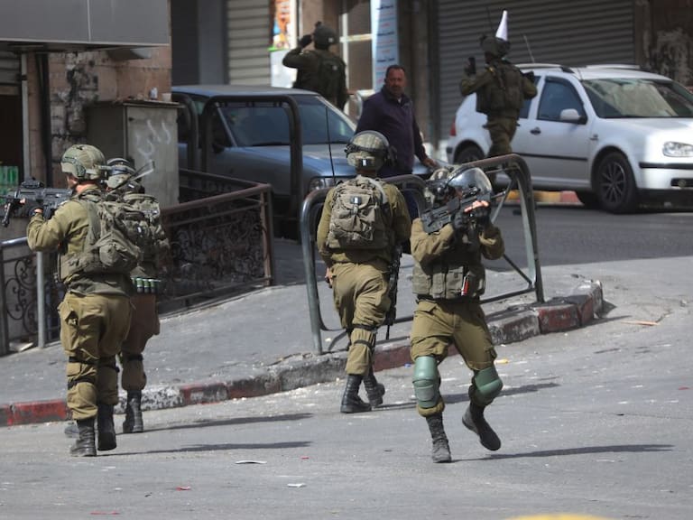 Soldados israelíes disparan contra manifestantes palestinos en Cisjordania