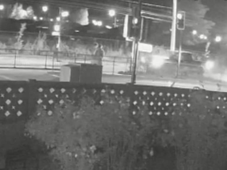 Joven es atropellado por camioneta del Ejército: acusan que “cruzó sorpresivamente”, pero imagen confirma semáforo en verde