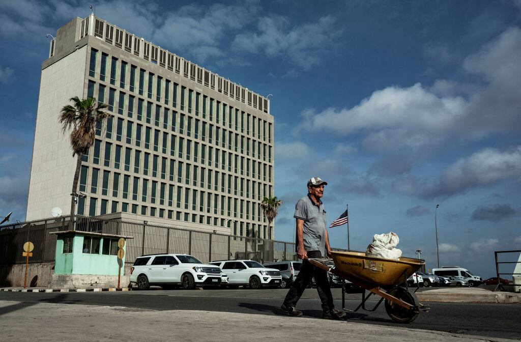 Un hombre camina cerca del edificio de la embajada de Estados Unidos en Cuba, ubicada en la ciudad de La Habana.