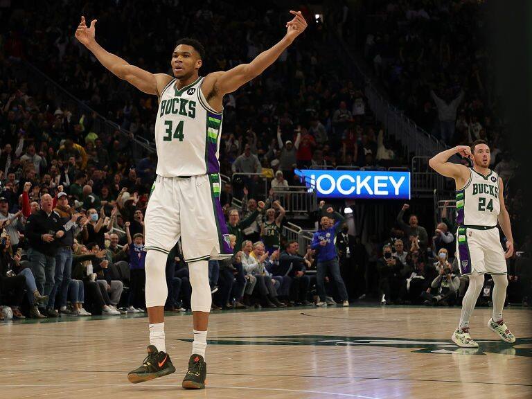 La increíble noche de Giannis Antetokounmpo con los Bucks en el triunfo ante los Lakers