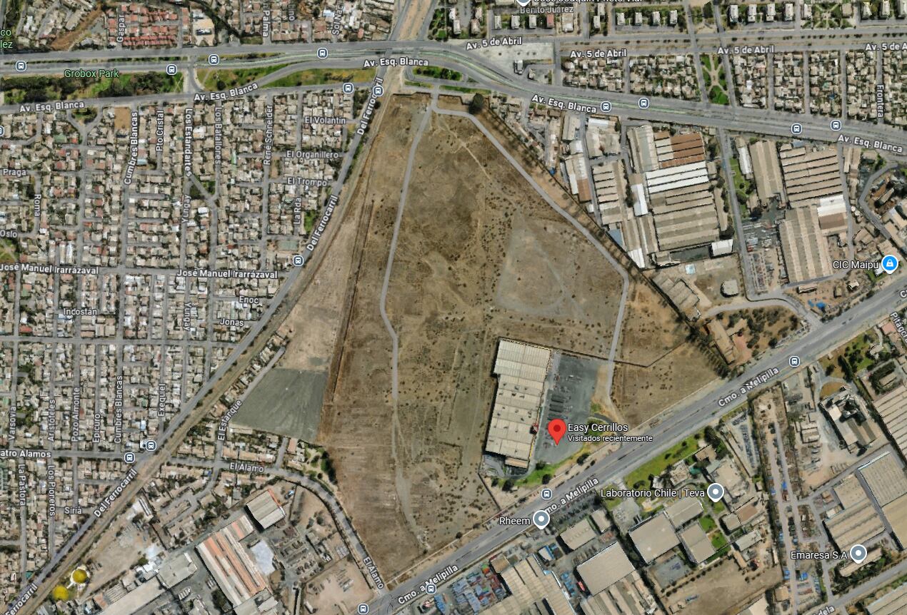 Este es el terreno donde se construiría el recinto comercial en la comuna de Maipú.