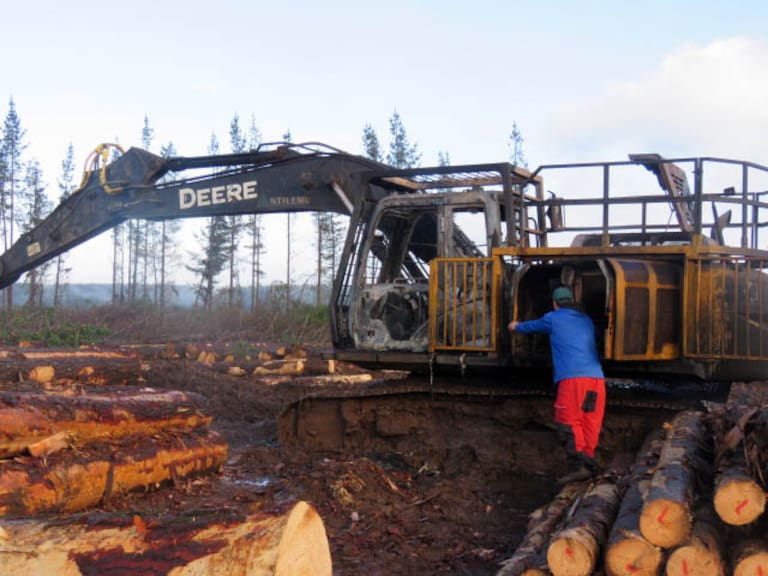 14 de AGOSTO de 2020/ARAUCODos camiones y maquinaria forestal fueron quemadas por desconocidos esta mañana en un predio en la comuna de Los Álamos en las cercanías de Temuco chico.
FOTO: AGENCIAUNO