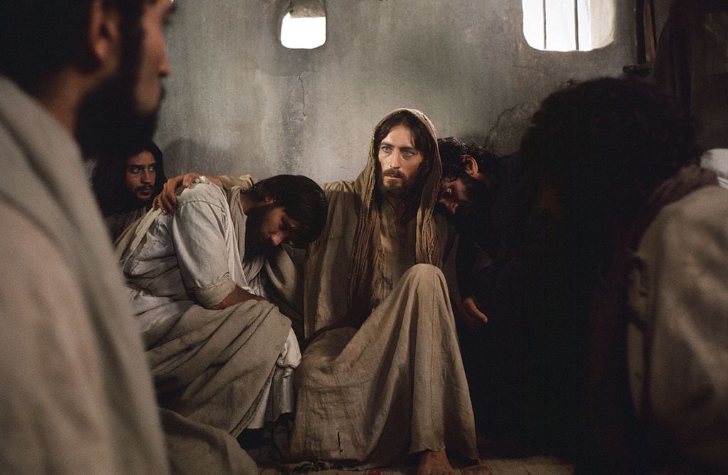 Semana Santa 2024: Así luce Robert Powell, el actor protagonista de Jesús de Nazaret que hoy tiene 79 años