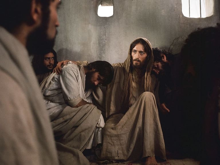 Semana Santa 2024: Así luce Robert Powell, el actor protagonista de Jesús de Nazaret que hoy tiene 79 años