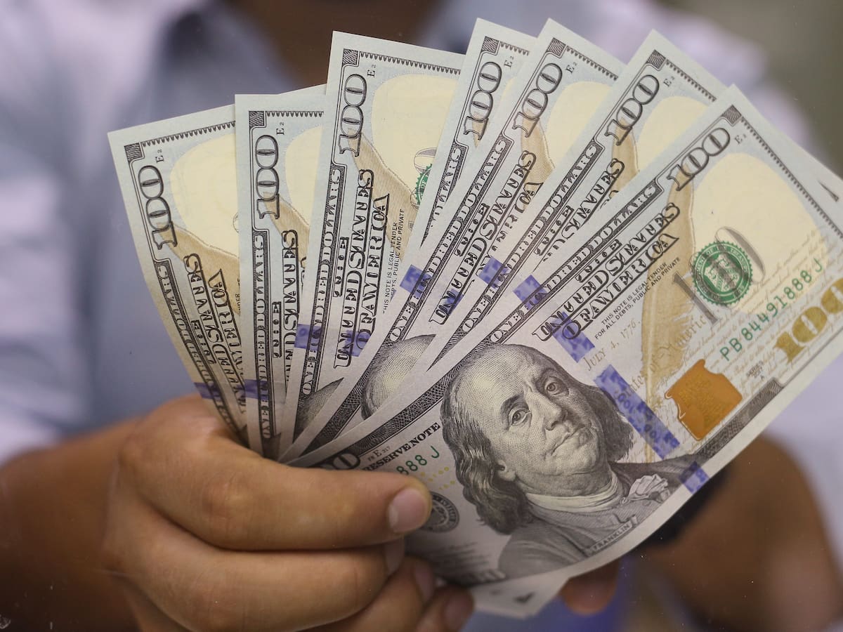 Dólar en Chile abre con importante alza y apunta a los $900