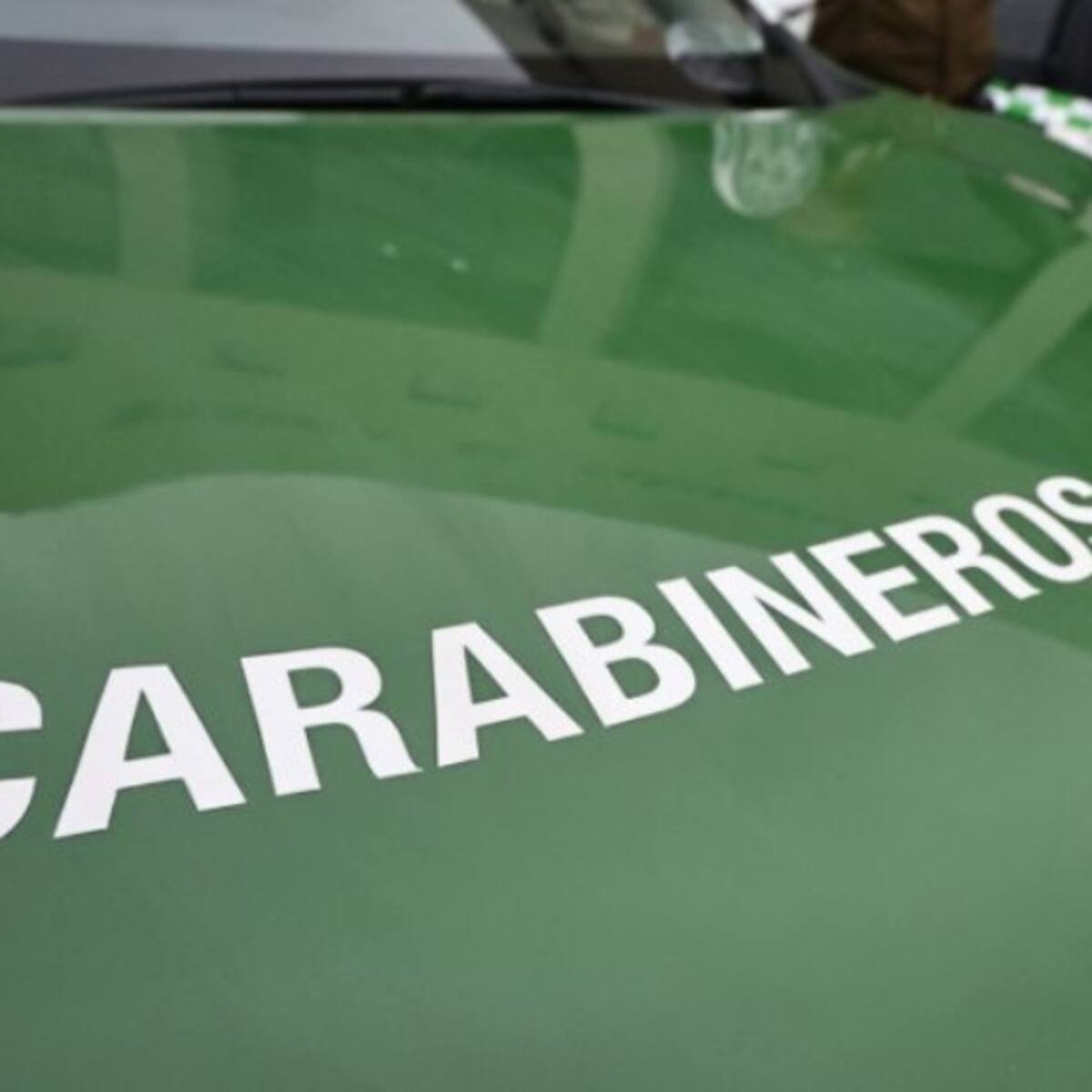 Carabinero frustra a tiros el robo de su vehículo en Santiago: hay un detenido
