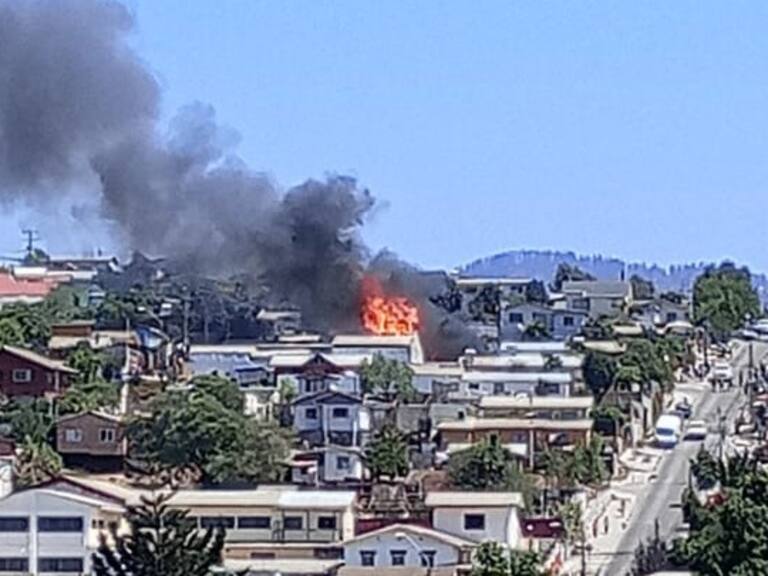 Vecinos y bomberos combaten incendio que afecta a viviendas de sector Pompeya en Quilpué