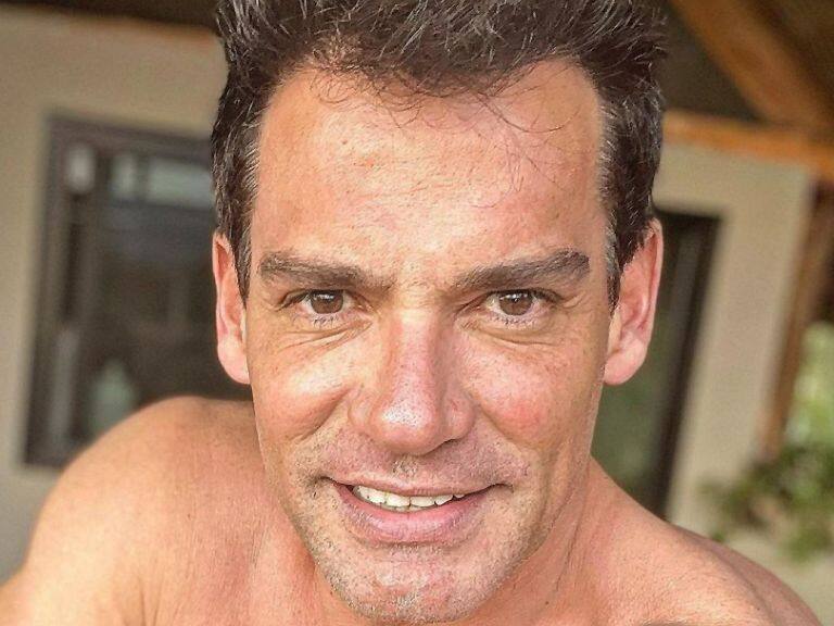 Cristián de la Fuente muestra su tatuaje de halcón: lo compararon con Felipe Camiroaga