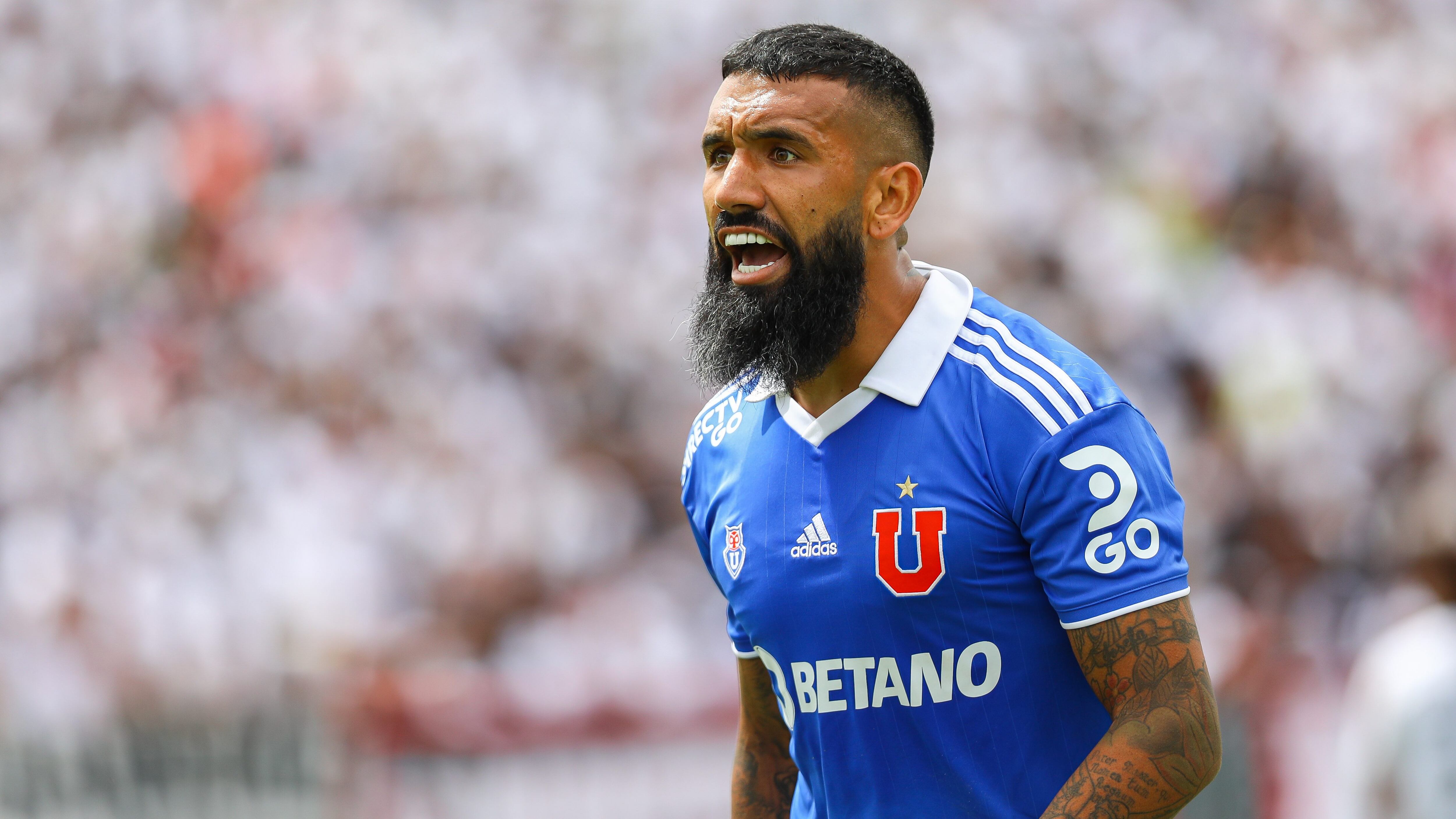06 DE FEBRERO DE 2022/SANTIAGORonnie Fernandez (d) recibe falta y cobran lanzamiento penal, durante el partido valido por la quinta fecha del Campeonato Nacional AFP PlanVital 2022, entre Colo Colo y Universidad de Chile, disputado en el Estadio Monumental.
FOTO: SEBASTIAN ORIA/AGENCIAUNO