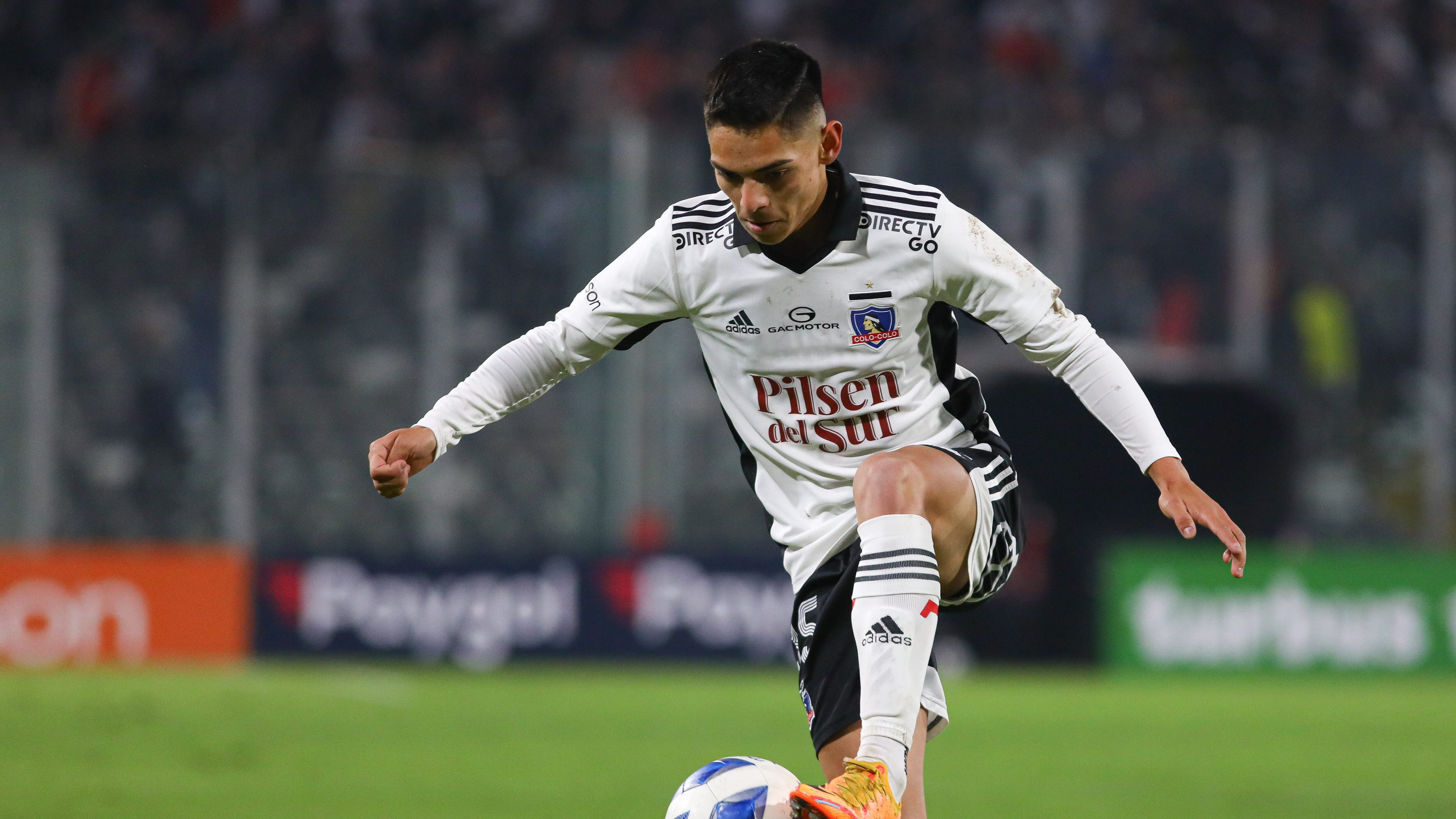 Daniel Morón confirma que Colo Colo busca la renovación de Joan Cruz