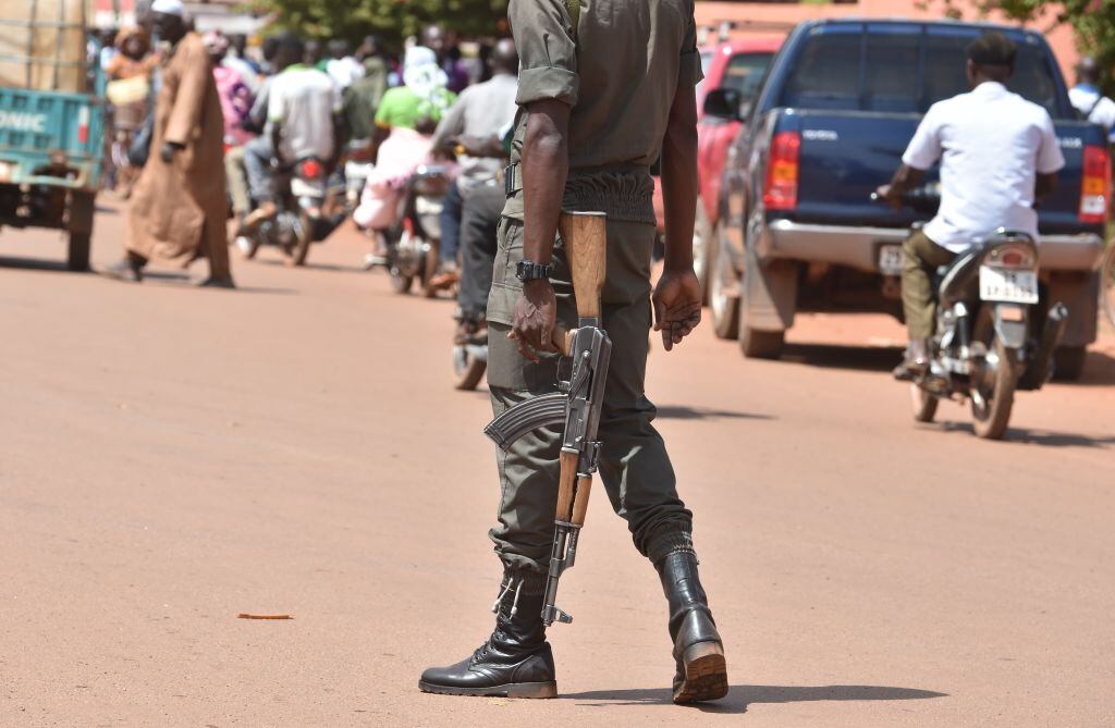 Agente de seguridad custodia las calles de una ciudad de Burkina Faso