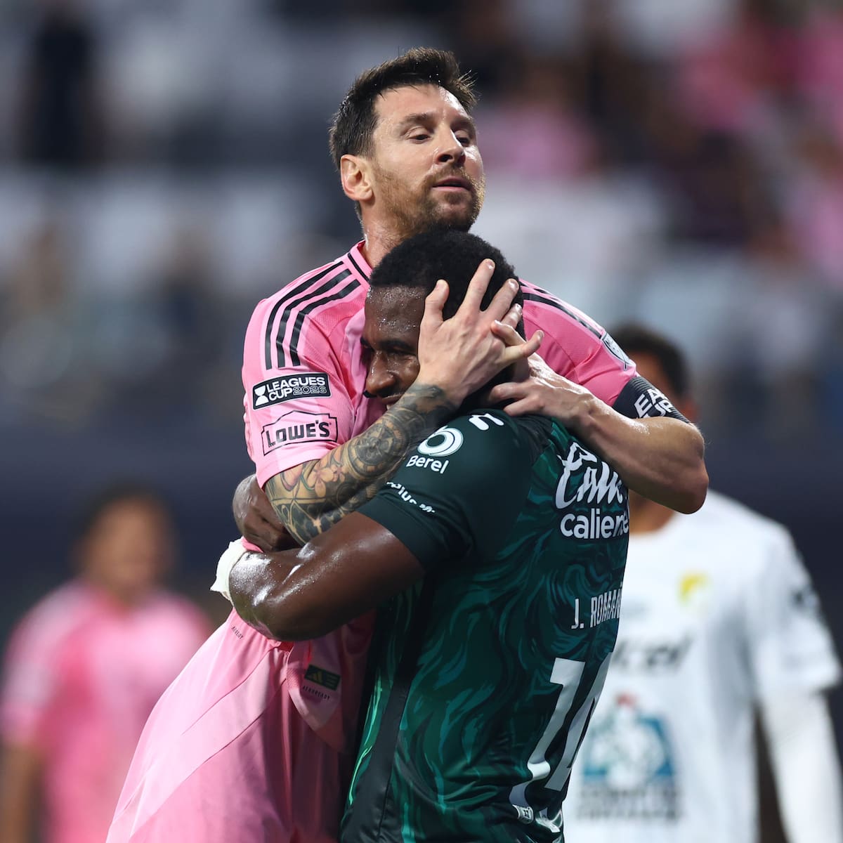 Messi volvió a jugar tras la muerte de su padre y un rival lo sorprendió con este gesto: “Nunca vi eso en mi vida”