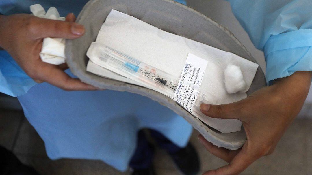 03 de Diciembre de 2020/SANTIAGOUna persona de la Salud, muestra una jeringa durante , el inicio de las pruebas clínicas de la vacuna Covid-19 de Oxford/AstraZeneca en Chile, gracias al convenio del Instituto de Ciencias Biomédicas (ICBM) de la Facultad de Medicina de la Universidad de Chile en conjunto con el Hospital San José.
FOTO:CRISTOBAL ESCOBAR/AGENCIAUNO