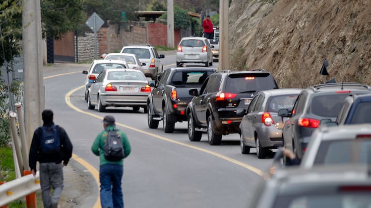 Masivo taco rumbo a Farellones marca el inicio del fin de semana de nieve en la Región Metropolitana