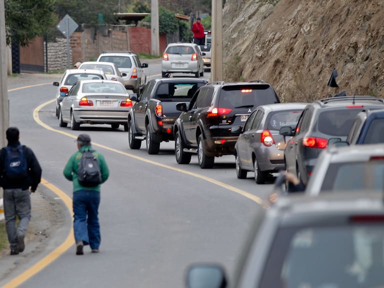Masivo taco rumbo a Farellones marca el inicio del fin de semana de nieve en la Región Metropolitana