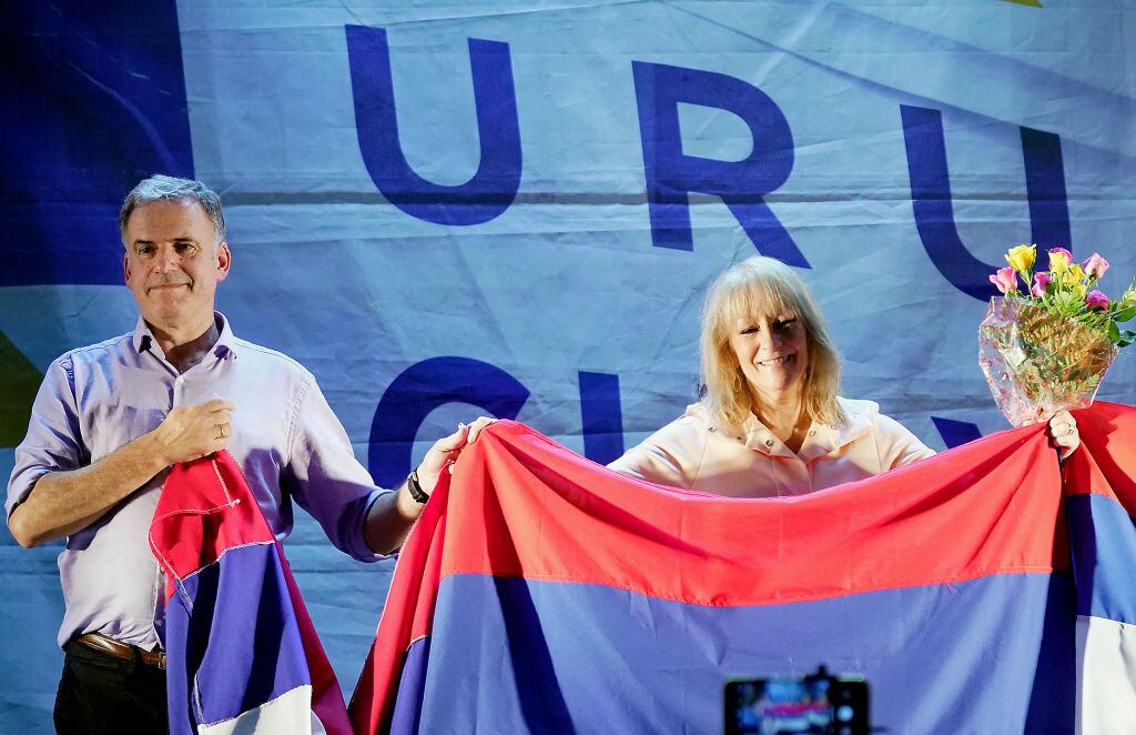La fórmula del Frente Amplio de Uruguay para la elección presidencial con Yamandú Orsi y Carolina Cosse.