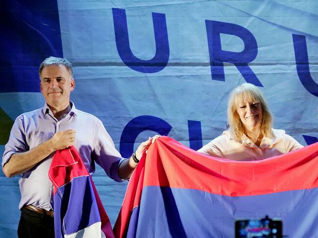 La fórmula del Frente Amplio de Uruguay para la elección presidencial con Yamandú Orsi y Carolina Cosse.