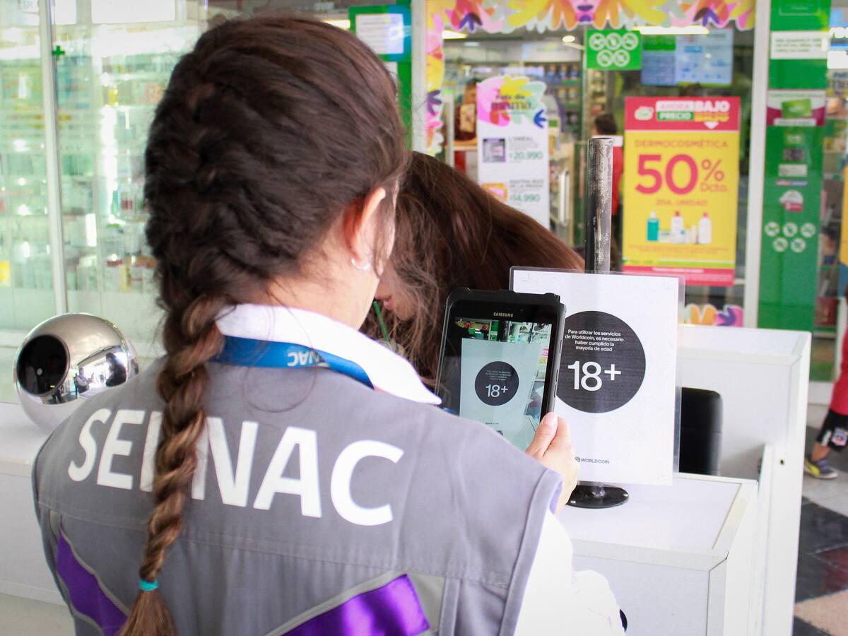 Sernac fiscaliza en terreno locales de Worldcoin para verificar cumplimiento de la ley al realizar escaneo del iris