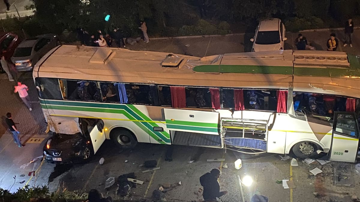 Grave accidente en Valparaíso: reportan al menos 20 heridos y 1 fallecido tras desbarrancamiento de bus