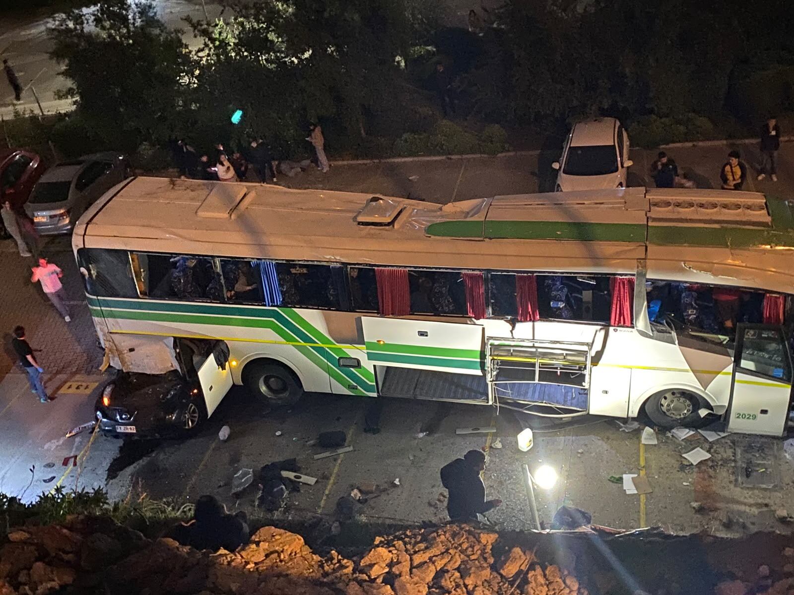 Grave accidente en Valparaíso: reportan al menos 20 heridos y 1 fallecido tras desbarrancamiento de bus
