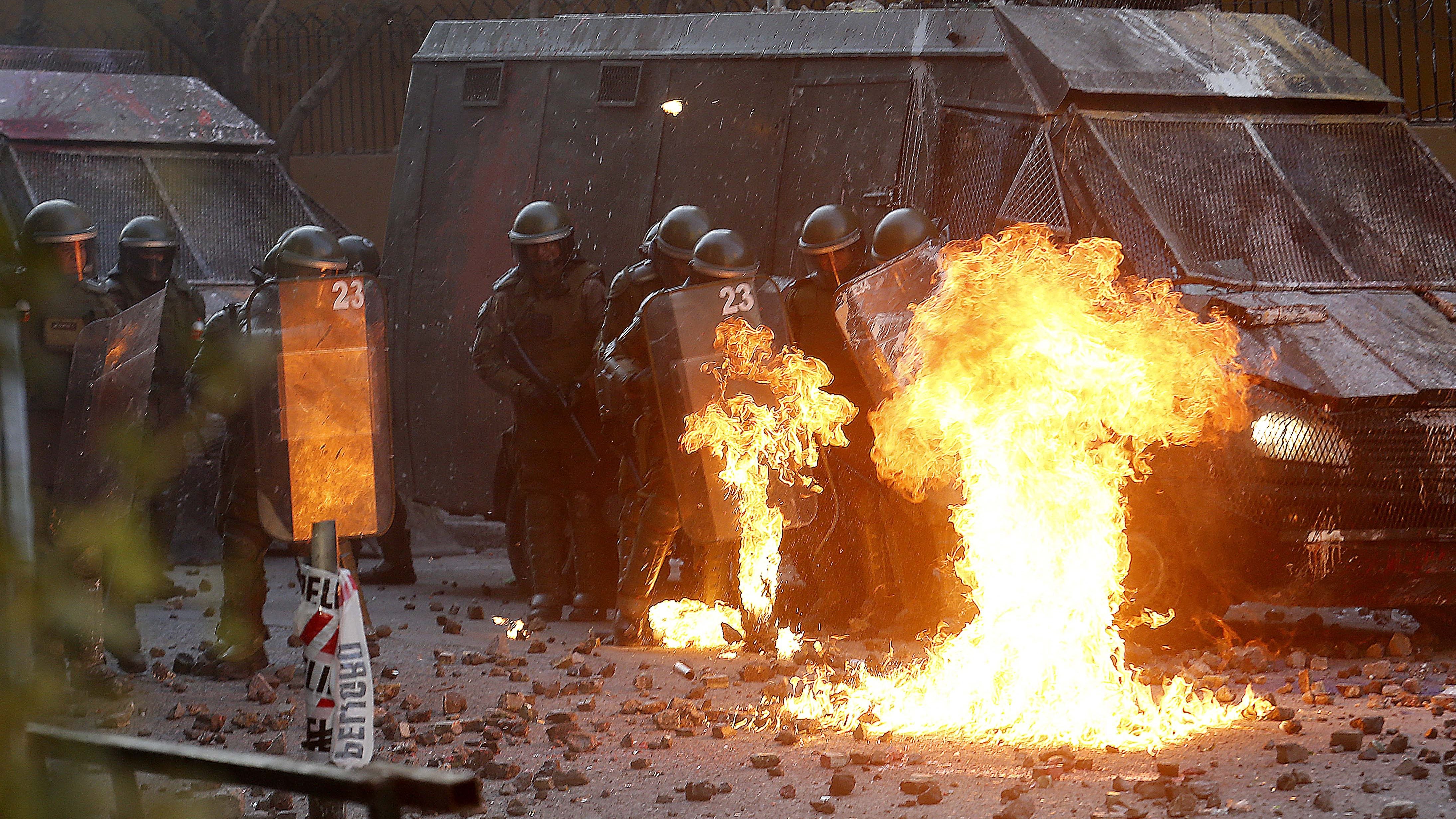 06 de Marzo 2020/ SANTIAGOCarabineros es alcanzado por bomba molotov durante una nueva manifestación en Plaza Baquedano tras el estallido social el 18 de Octubre de 2019
FOTO: CRISTOBAL ESCOBAR/AGENCIAUNO